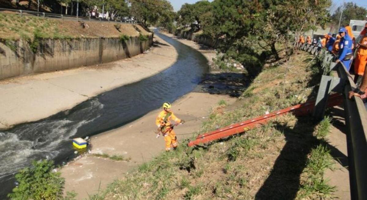 Limpeza seguirá pelo leito do ribeirão