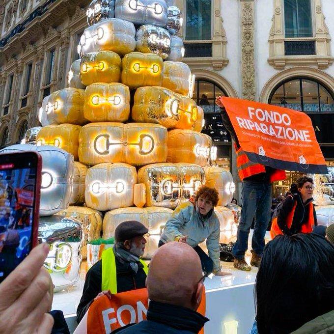 Ultima Generazione joga tinta laranja sobre árvore de Natal da Gucci