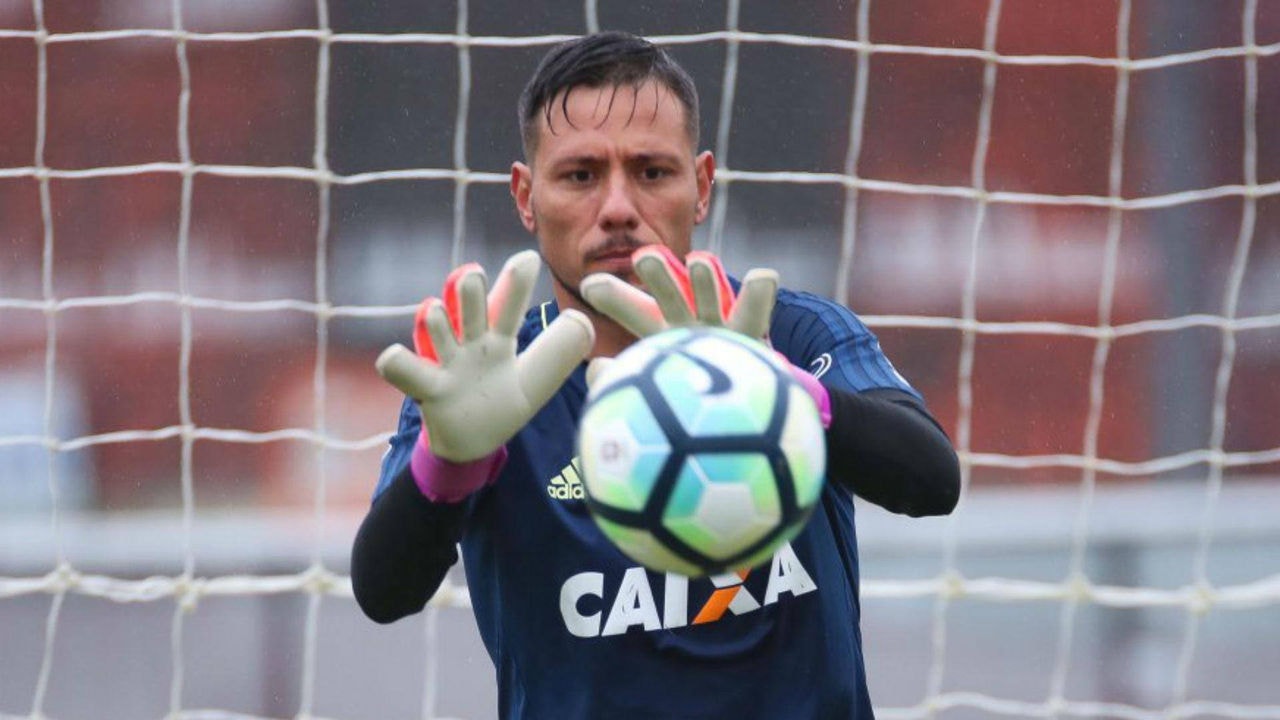 Após polêmica, Diego Alves treina normalmente com elenco do Flamengo