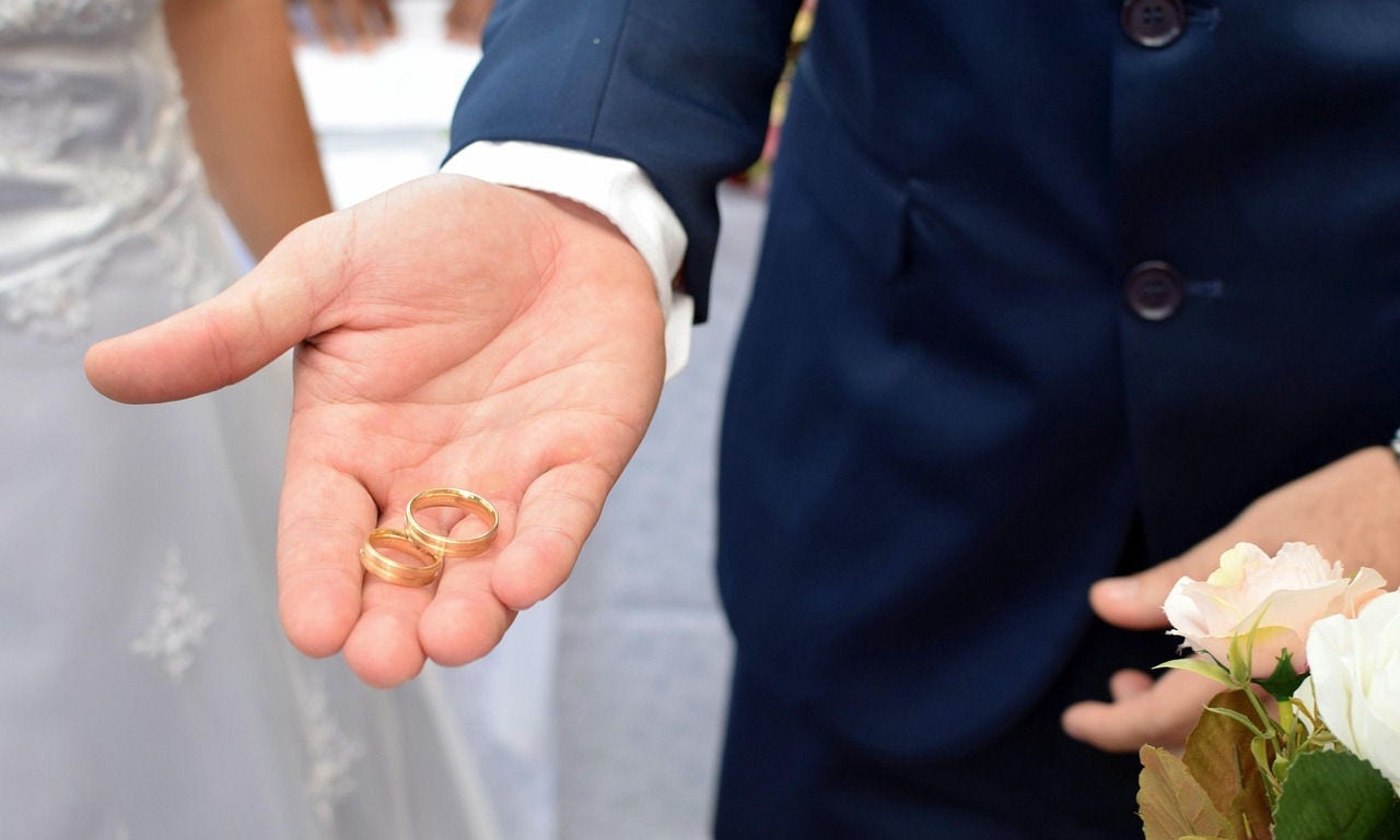 Homem descobriu que estava casado quando recebeu certidão de casamento em casa (Imagem ilustrativa)