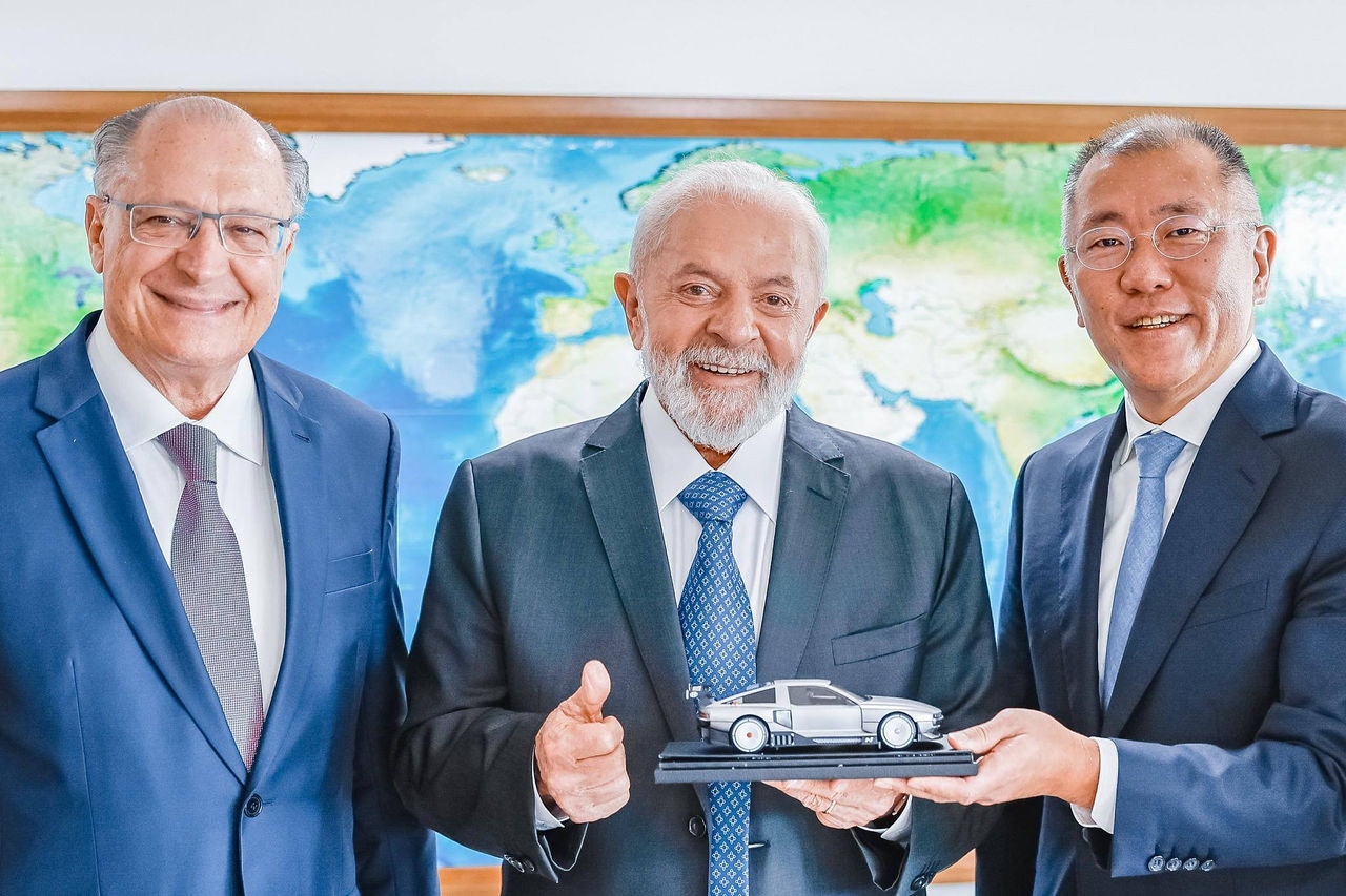 Alckmin e Lula, durante reunião com o presidente-executivo do Grupo Hyundai, Eui-Sun Chung, no Palácio do Planalto