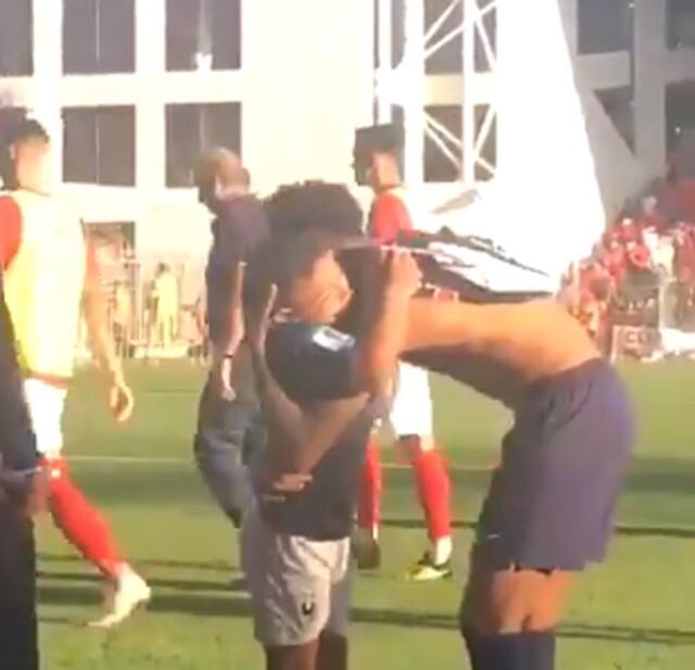 Menino invade gramado, ganha camisa de Neymar e chora ao receber abraço