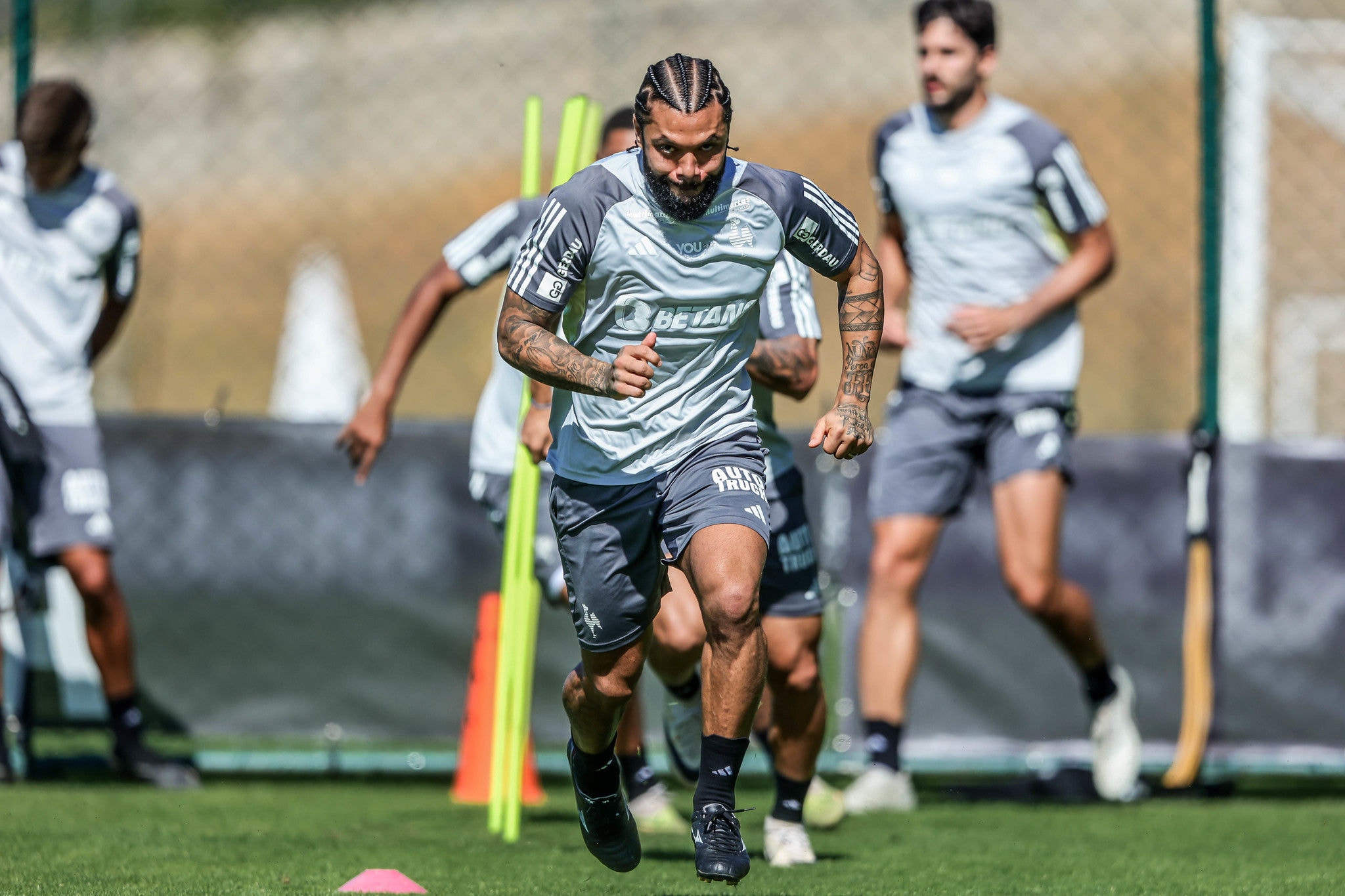 Jogadores do Atlético, com volante Otávio em primeiro plano, participam de treinamento na Cidade do Galo