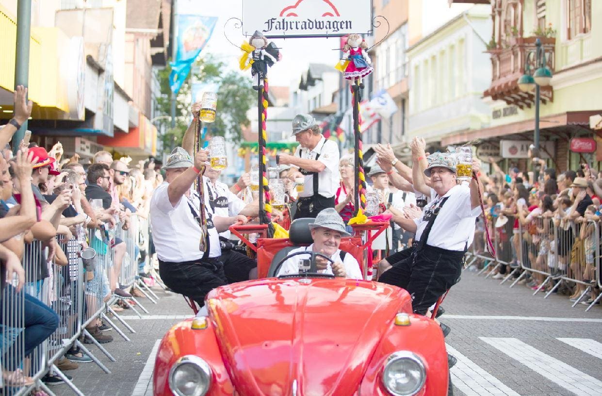 Oktoberfest Blumenau Santa Catarina desfile Oktoberfest em Blumenau, em Santa Catarina