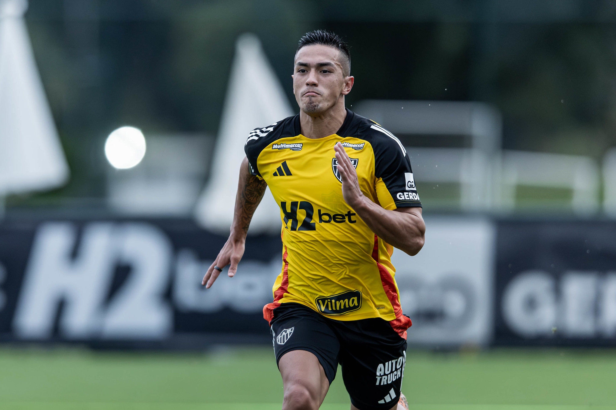 Cuello realiza corridas no gramado de um dos campos da Cidade do Galo
