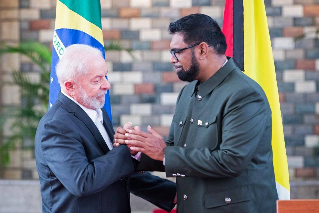 Lula e o presidente da Guiana, Irfaan Ali, apertam as mãos antes de pronunciamento à imprensa em Georgetown, capital guiana