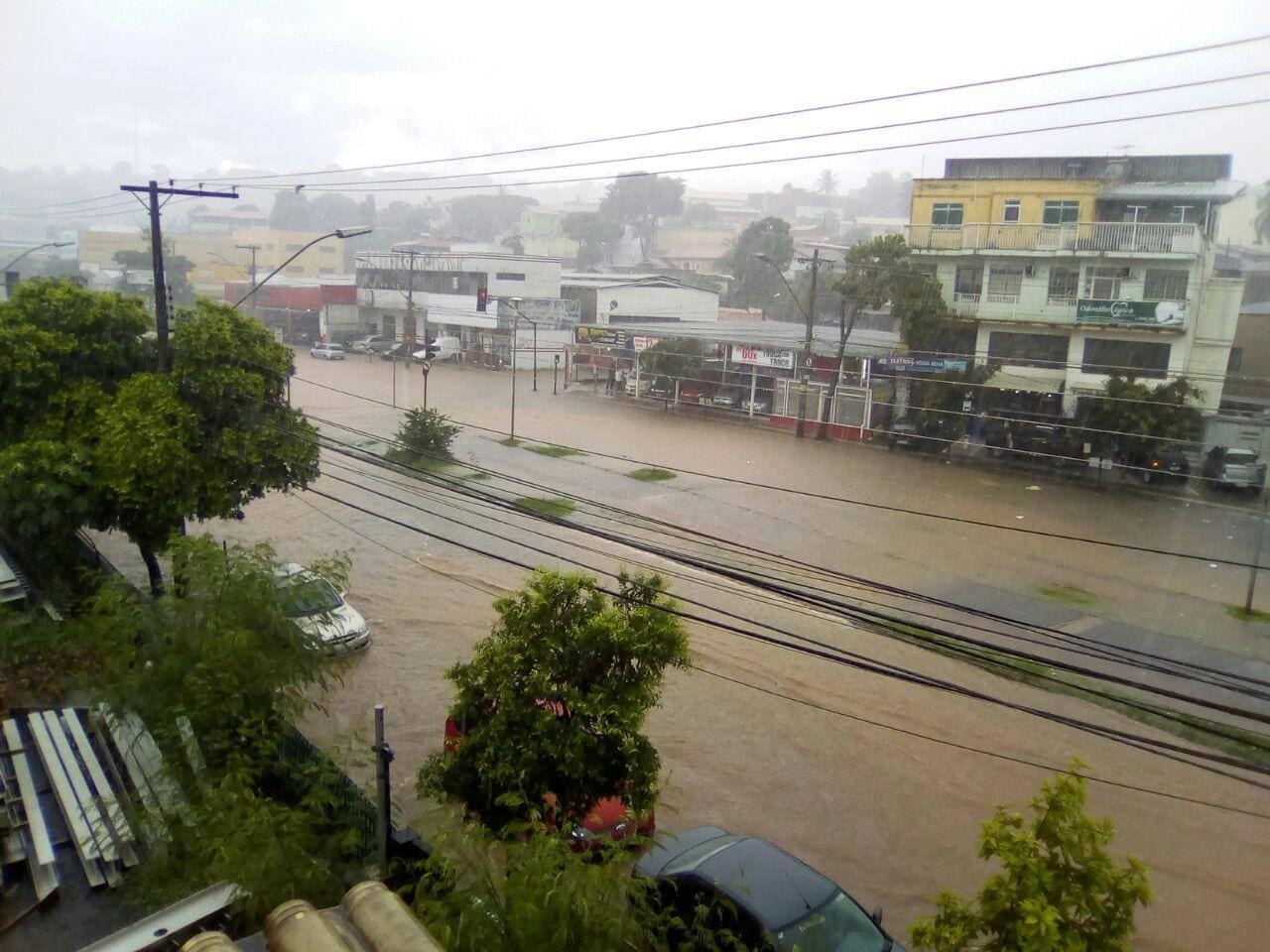 Avenida Vilarinho chegou a ser tomada pelas águas neste ano
