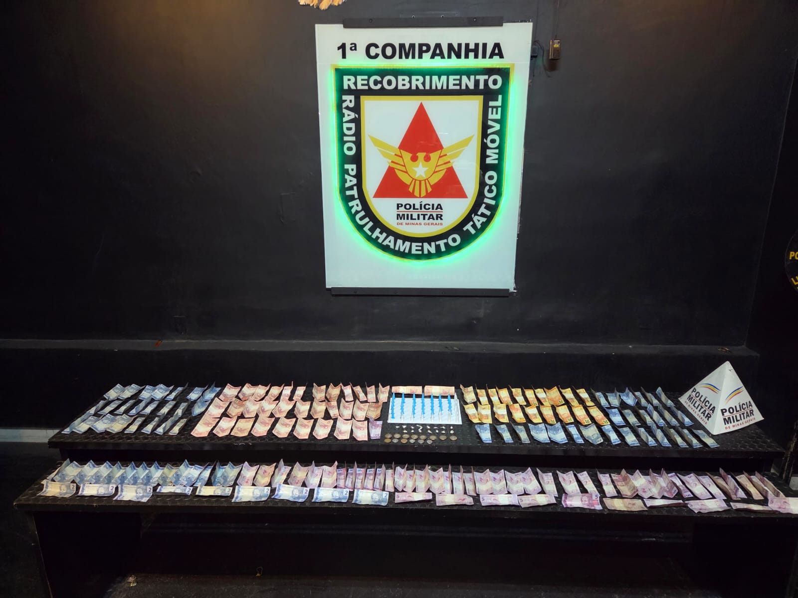 PM apreendeu R$ 1 mil com a mulher, além de porções de cocaína  