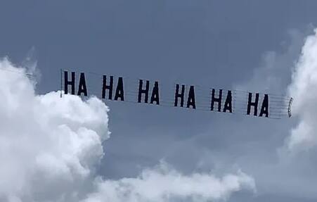 Avião com mensagem 'hahahaha' é visto em mansão de Trump após buscas do FBI