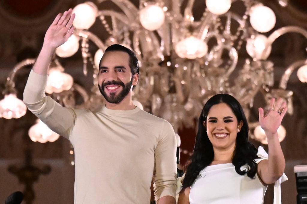 O presidente salvadorenho Nayib Bukele cumprimenta apoiadores ao lado de sua esposa Gabriela Rodriguez