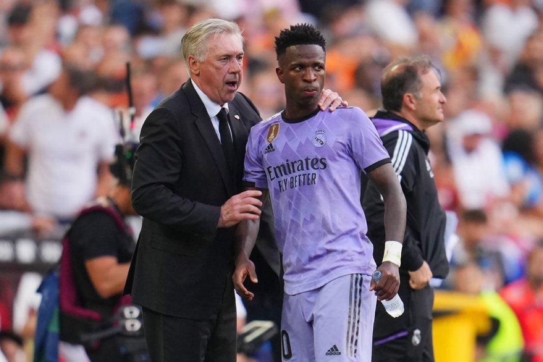 O técnico Carlo Ancelotti defendeu Vinicius Jr em entrevista coletiva