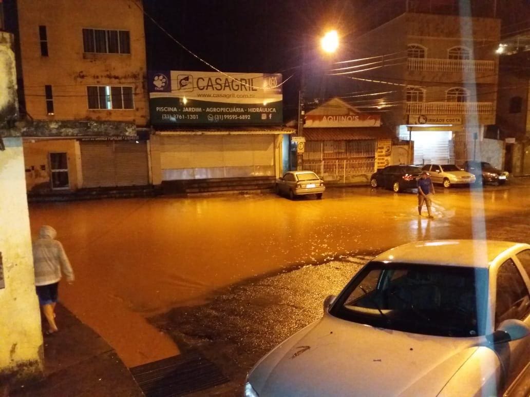 Ruas e casas foram interditadas por causa das fortes chuvas da última sexta (24)