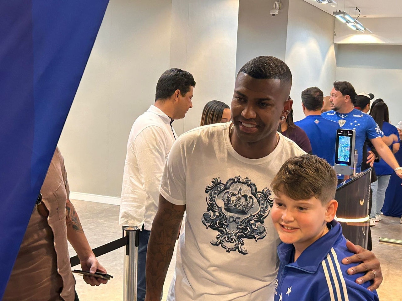 Novo reforço do Cruzeiro, Walace tira foto com torcedores no Mineirão 