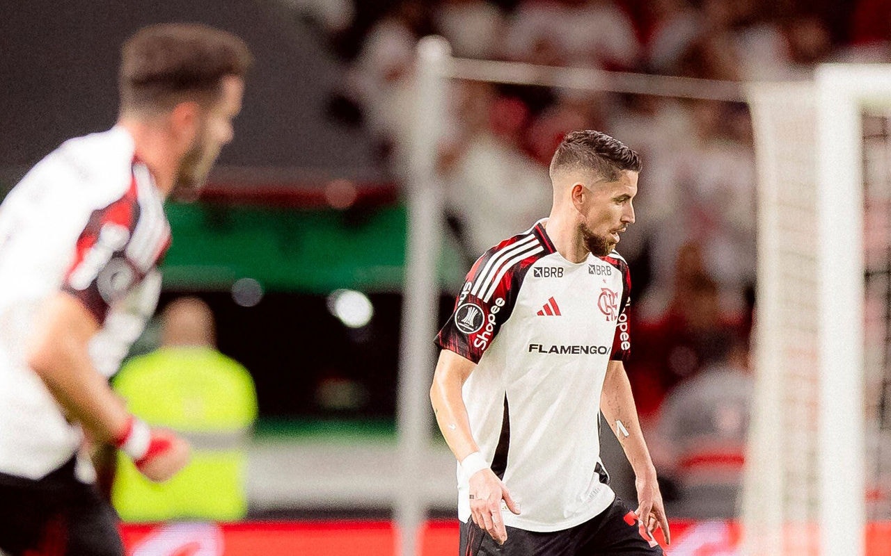 Jorginho em ação pelo Flamengo contra o Internacional; Saúl observa (Foto: Adriano Fontes / Flamengo)