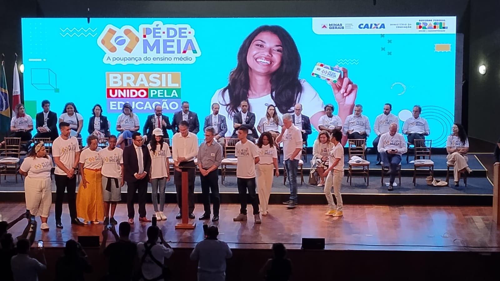 Programa Pé-de-Meia paga bolsas a estudantes matriculados no ensino médio público beneficiários do CadÚnico. 