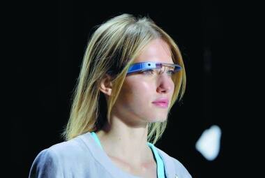 Futurista. 
O Google Glass, por enquanto, só é vendido nos Estados Unidos e ainda para testes do fabricante
