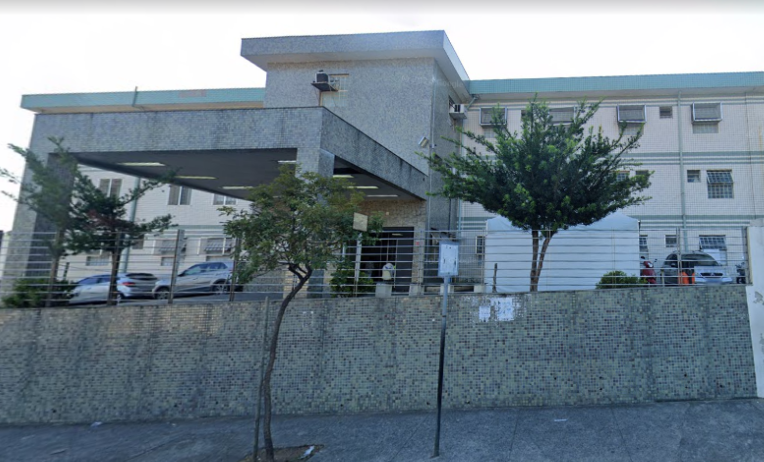Paciente foi preso após proferir ofensas racistas direcionadas a guardas municipais e tentar subornar profissionais da UPA Nordeste, em BH