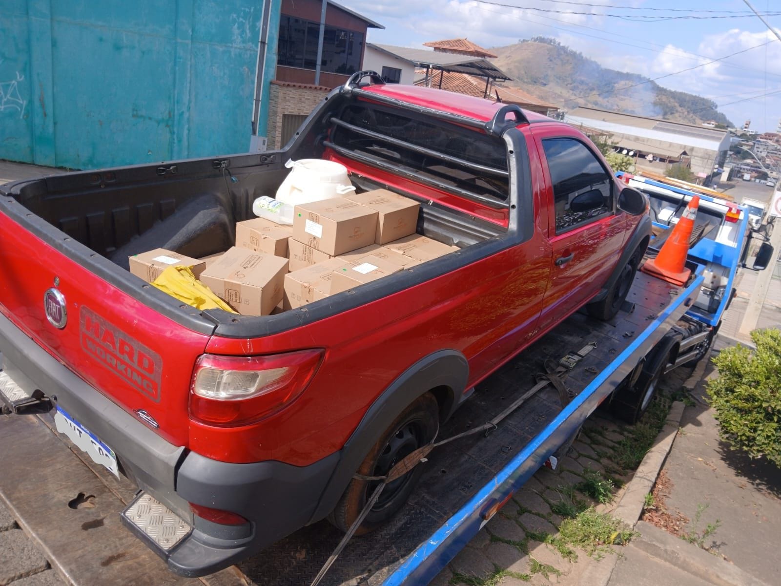 Veículo utilizado no crime foi apreendido com parte da carga de produtos