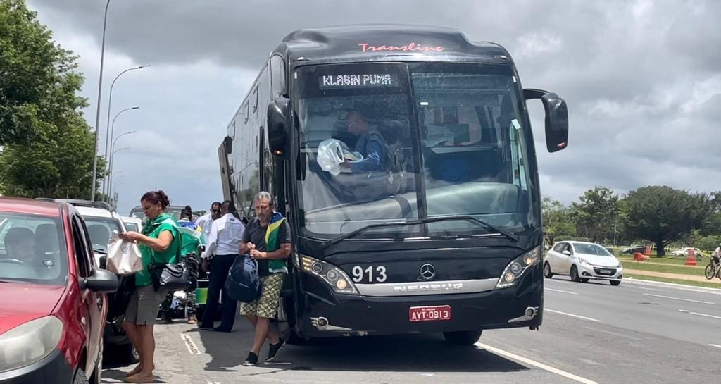 Ônibus com apoiadores de Jair Bolsonaro na chegada ao QG do Exército, em Brasília, neste domingo (8)