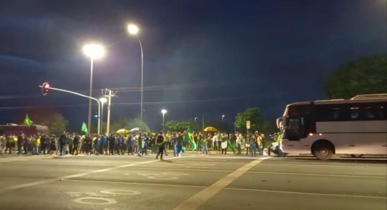Ônibus que trouxe apoiadores de Jair Bolsonaro a Brasília para protesto estacionou próximo ao QG do Exército