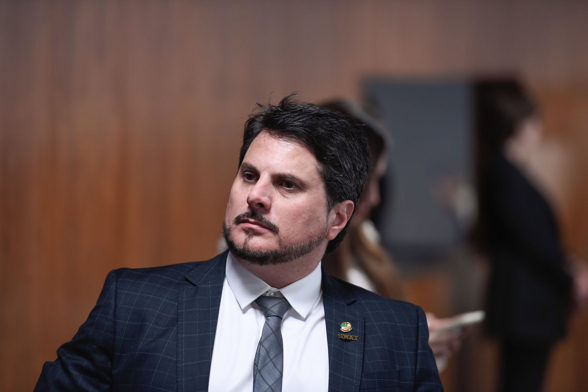 Polícia Federal cumpriu ordens de Alexandre de Moraes após Marcos do Val desembarcar no aeroporto de Brasília na manhã desta segunda-feira (4)