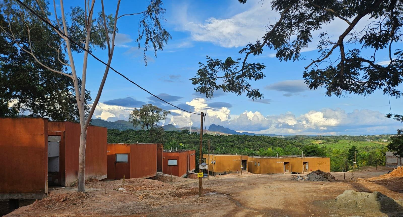Alguns bangalôs do Inhotim têm vista para o pico Três Irmãos, um dos atrativos naturais de Brumadinho