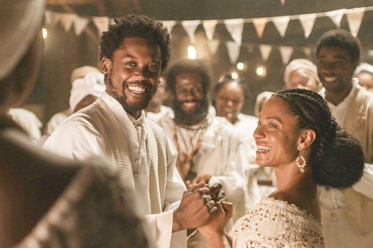 Guebo (Maicon Rodrigues) e Justina (Cinnara Leal) em cena da novela 'Nos Tempos do Imperador'