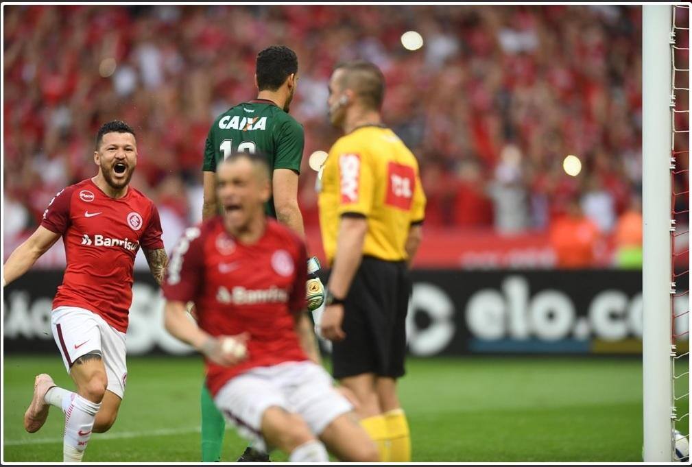 Colorado, que divide a liderança com o Palmeiras, foi um dos beneficiados pelos erros da arbitragem na 27ª rodada