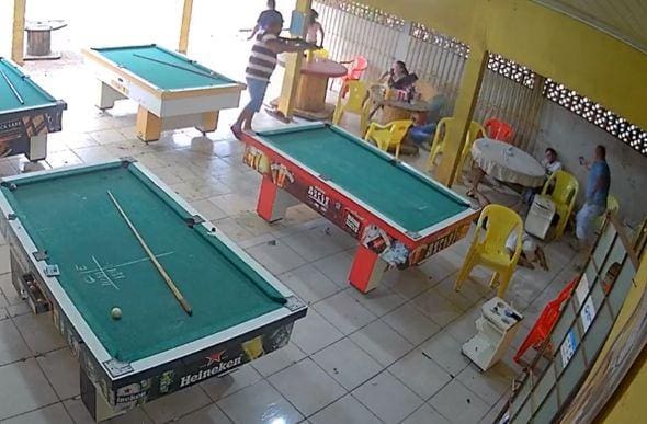 As câmeras de segurança do bar registraram o momento dos assassinatos
