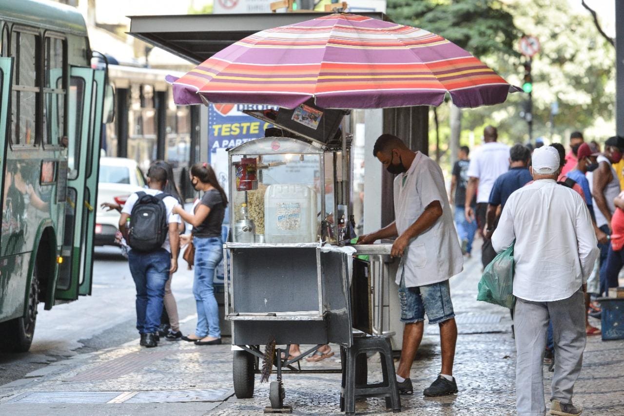 Pipoqueiros e outros vendedores ambulantes hesitam em voltar às ruas de BH durante pandemia