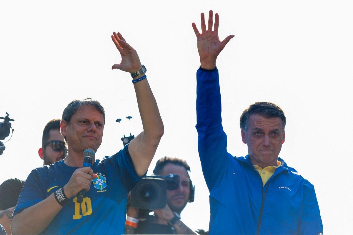 O governador de São Paulo, Tarcísio de Freitas (Republicanos-SP), ao lado do ex-presidente Jair Bolsonaro (PL), na avenida Paulista