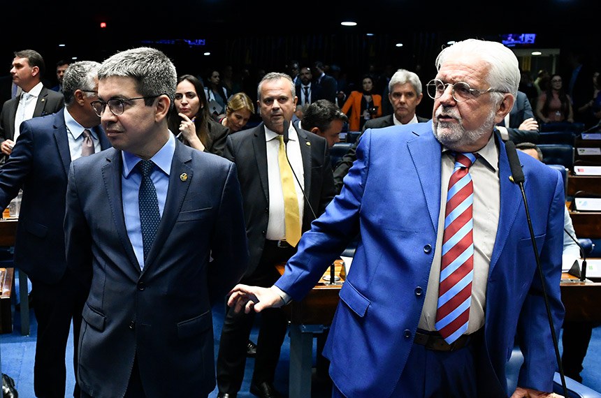 O líder do governo no Senado, Jaques Wagner (PT-BA), e o líder do governo no Congresso, Randolfe Rodrigues (sem partido)