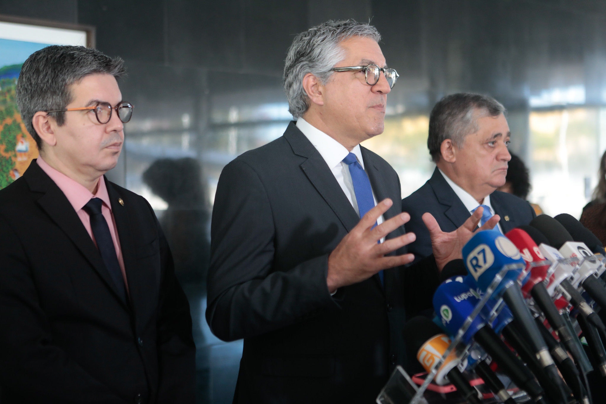 Alexandre Padilha com os líderes de governo no Congresso, Randolfe Rodrigues (Sem Partido - AP) e na Câmara dos Deputados, José Guimarães (PT-CE)