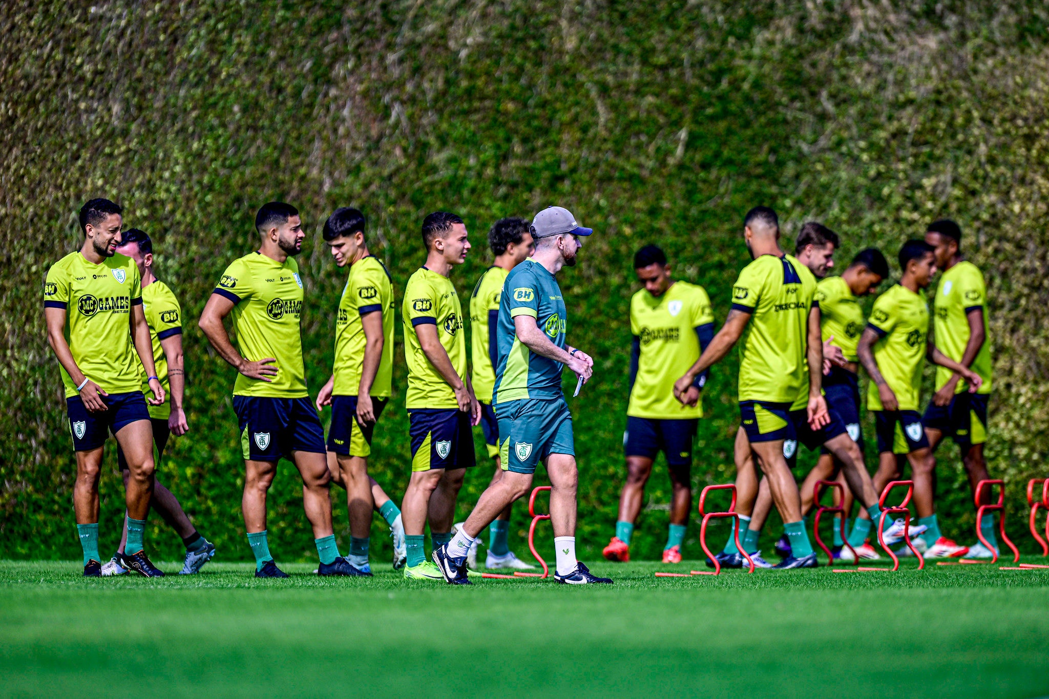 Jogadores do América em treino no CT Lanna Drummond