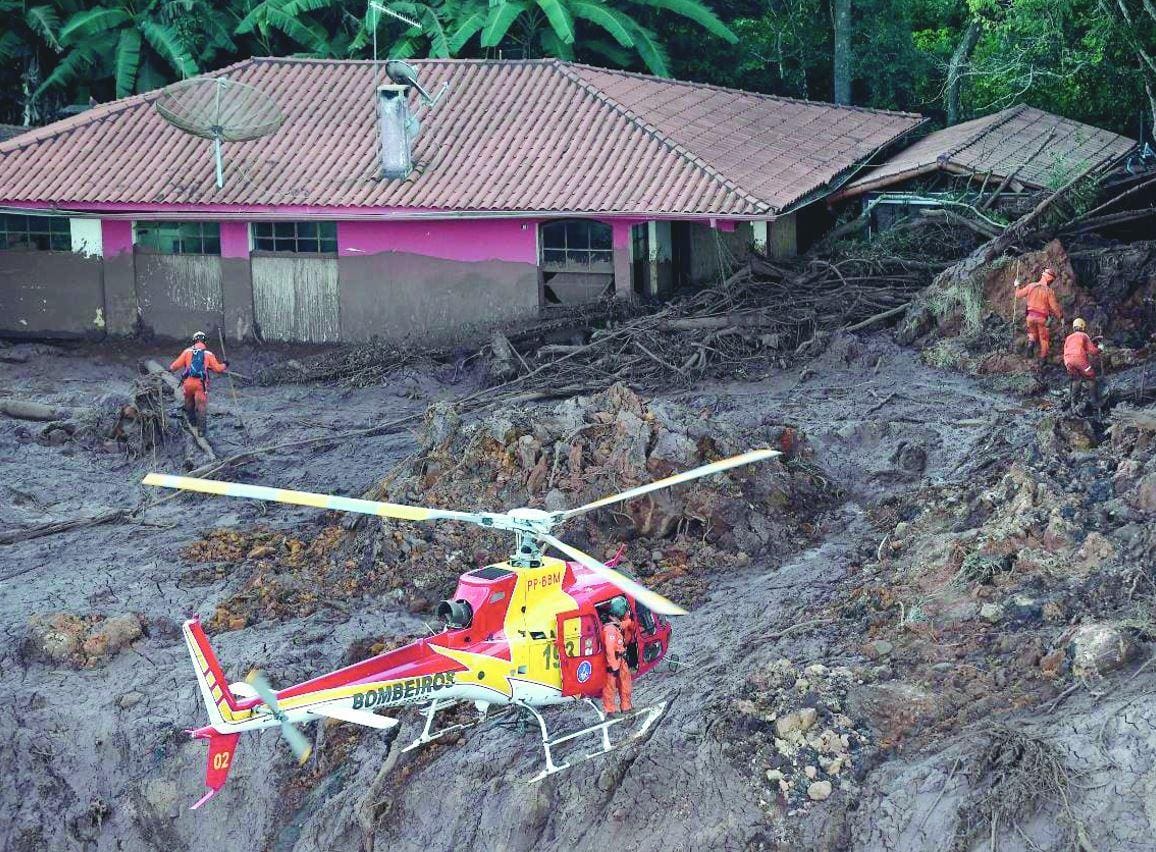 Equipes usam helicópteros no trabalho de resgate