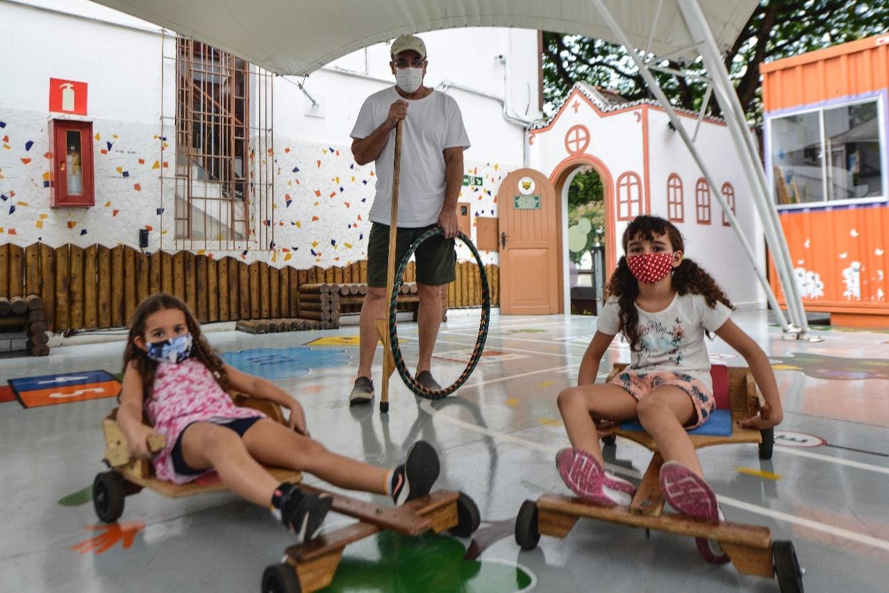 O médico José Nélio Januário levou as netas Elisa e Helena para aproveitar o Dia das Crianças no museu