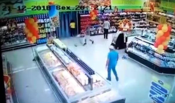 Imagens das câmeras de segurança mostram momento em que suspeito, de camisa azul, atravessa o supermercado para a área restrita, às 20h52.