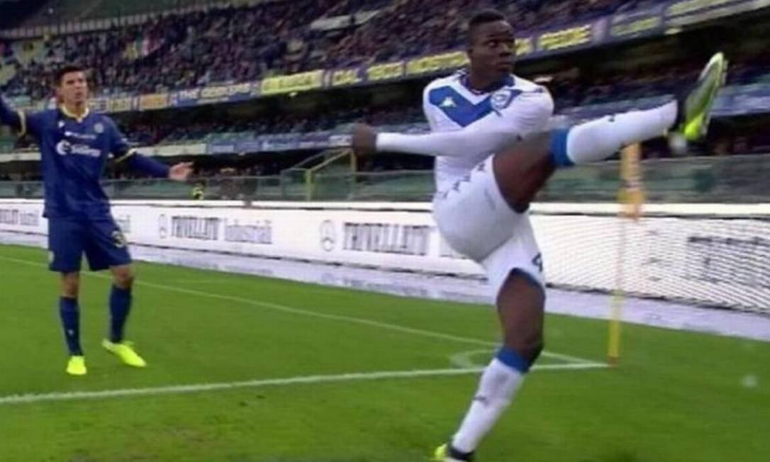 Jogador chutou bola para setor do estádio ao ouvir ofensas racistas