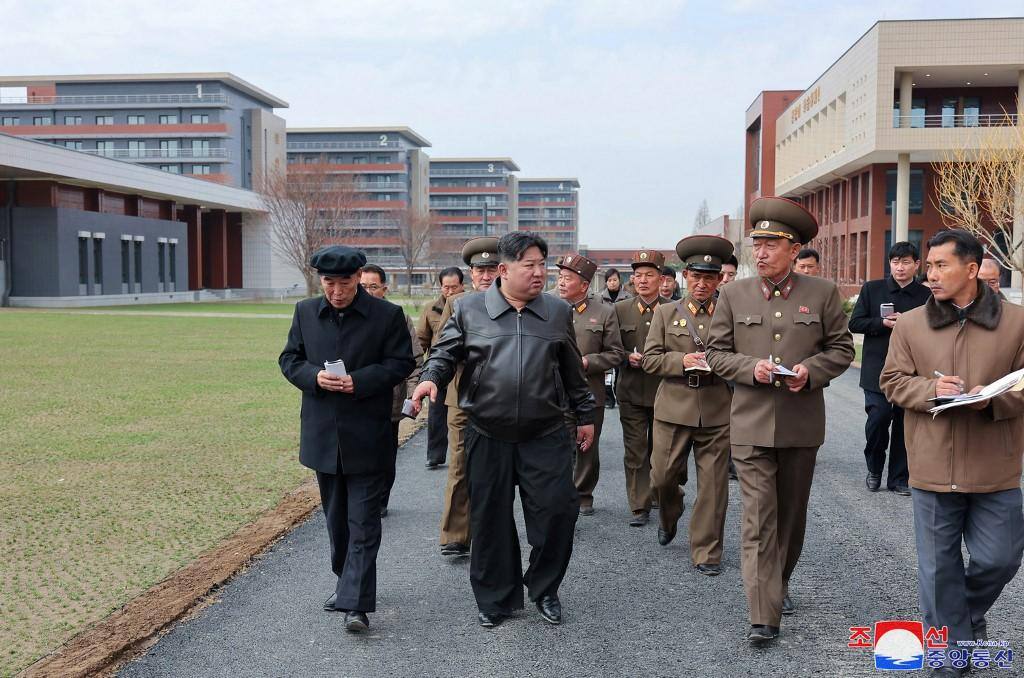 Neste fim de semana, Kim Jong Un inspecionou obras de uma grande escola