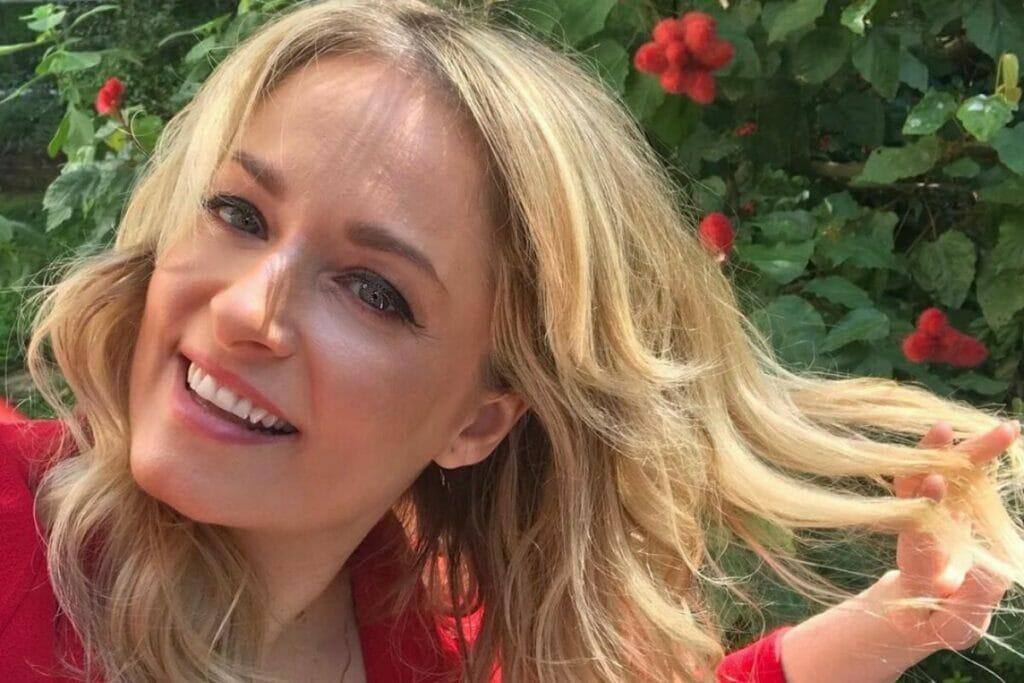 Marita de O Rei do Gado, Luciana Vendramini coloca bumbum para jogo de biquíni e hipnotiza com beleza