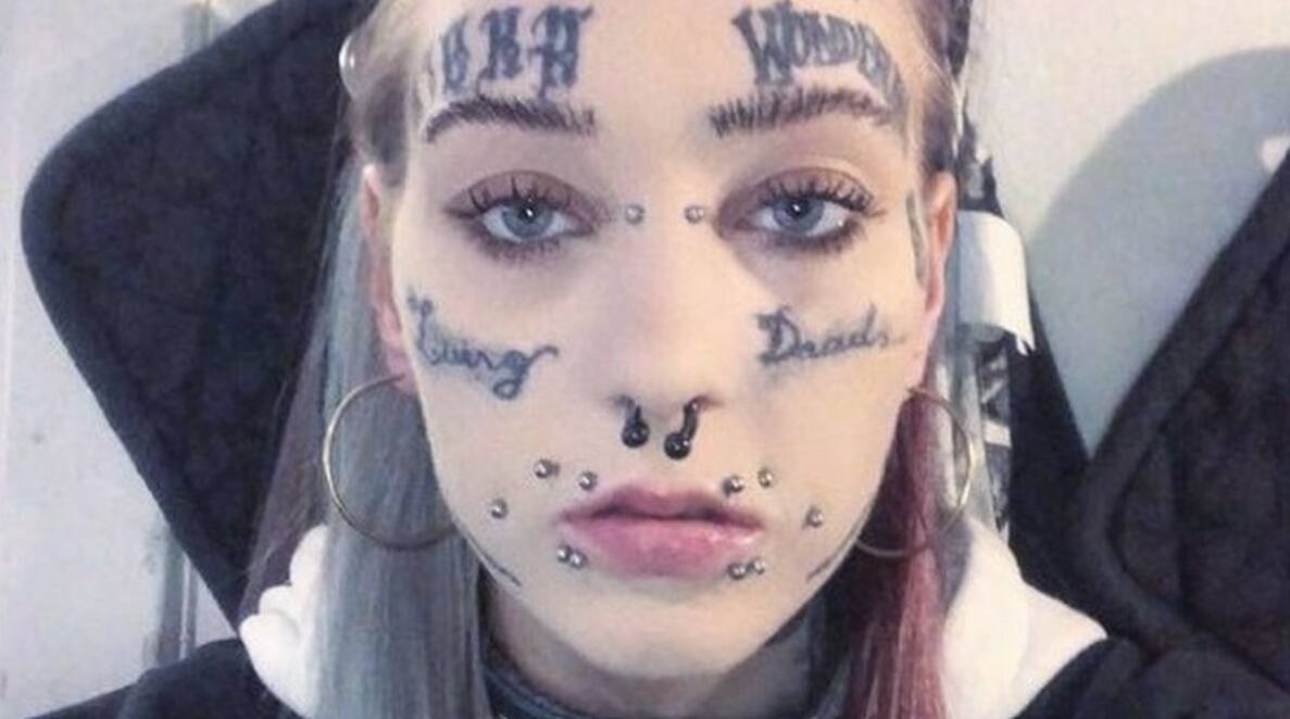 Jovem é criticada por ter diversas tatuagens no rosto, mas alega não se importar com comentários alheios que recebe nas redes sociais