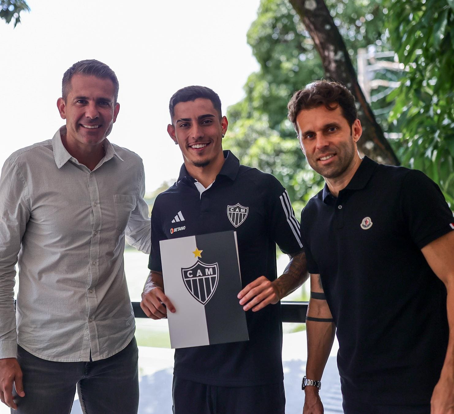 Cadu ampliou o contrato com o Atlético, com duração até o final de 2027