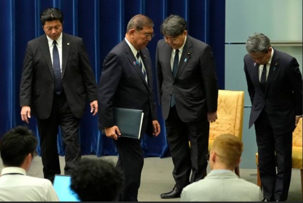 O primeiro-ministro japonês, Shigeru Ishiba (2º esq.), deixa o cargo após uma coletiva de imprensa em Tóquio, em 7 de setembro de 2025