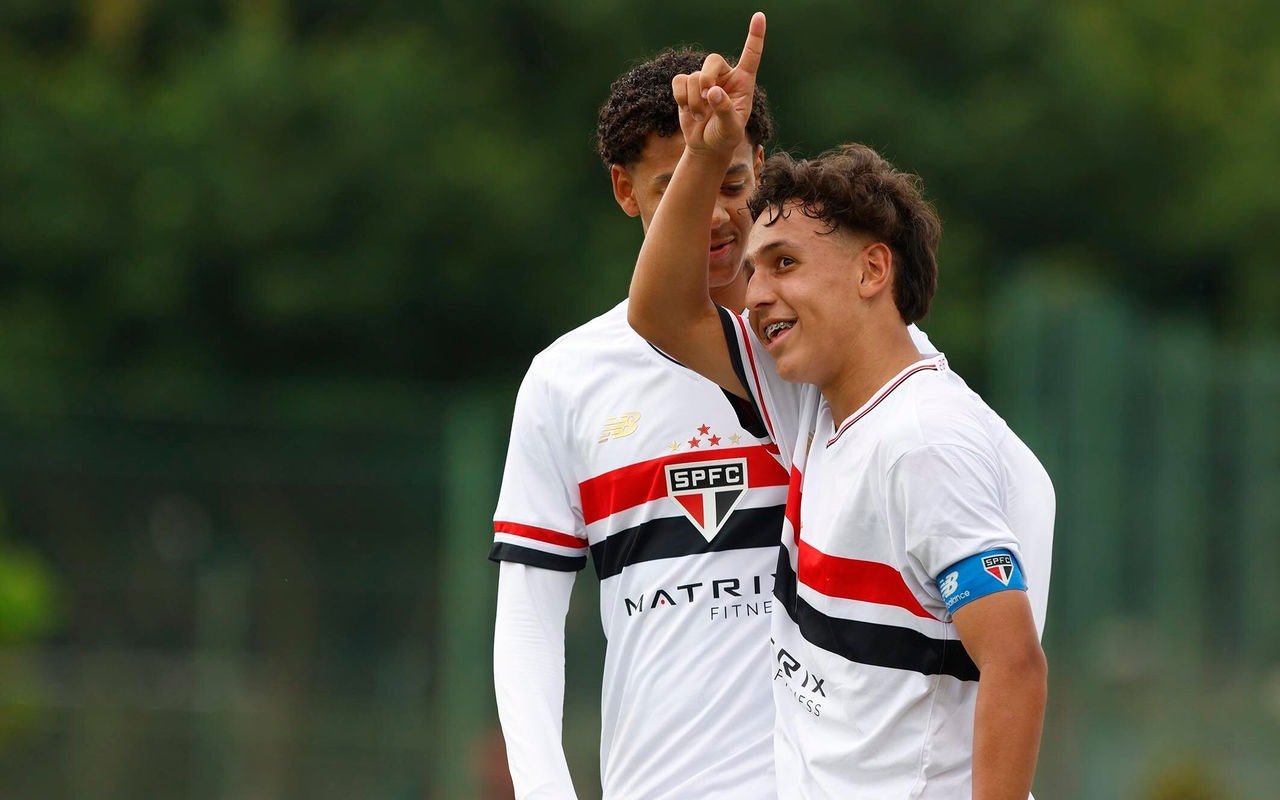 Base do São Paulo tem vários compromissos neste domingo (Foto: Rubens Chiri / São Paulo FC)