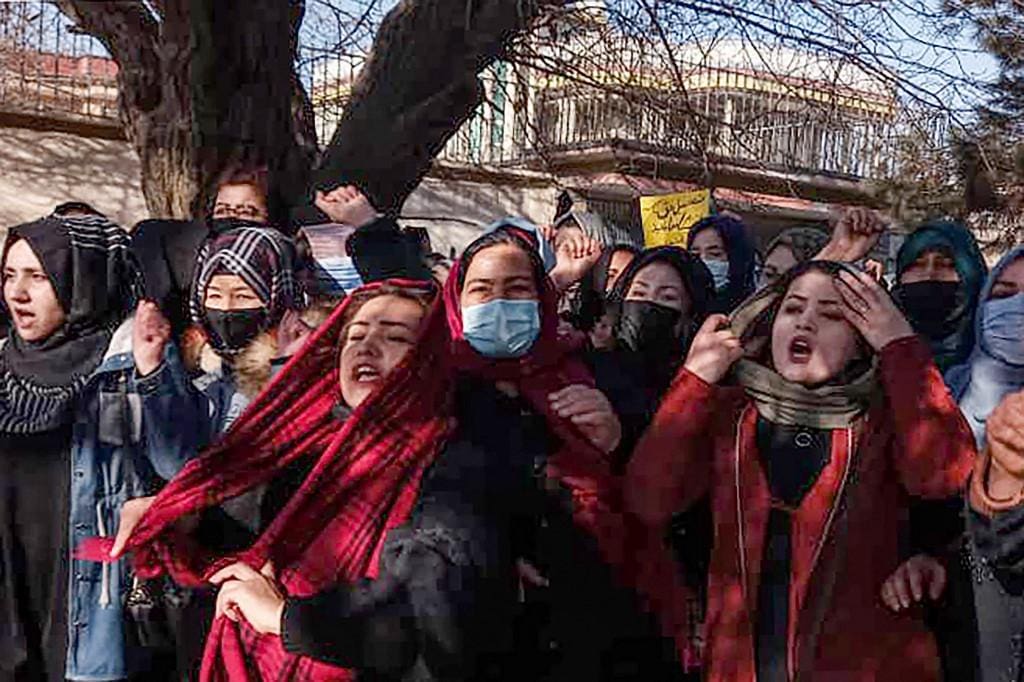 Mulheres protestaram no dia 22 de dezembro, em Cabul, contra a proibição de estudos em universidades
