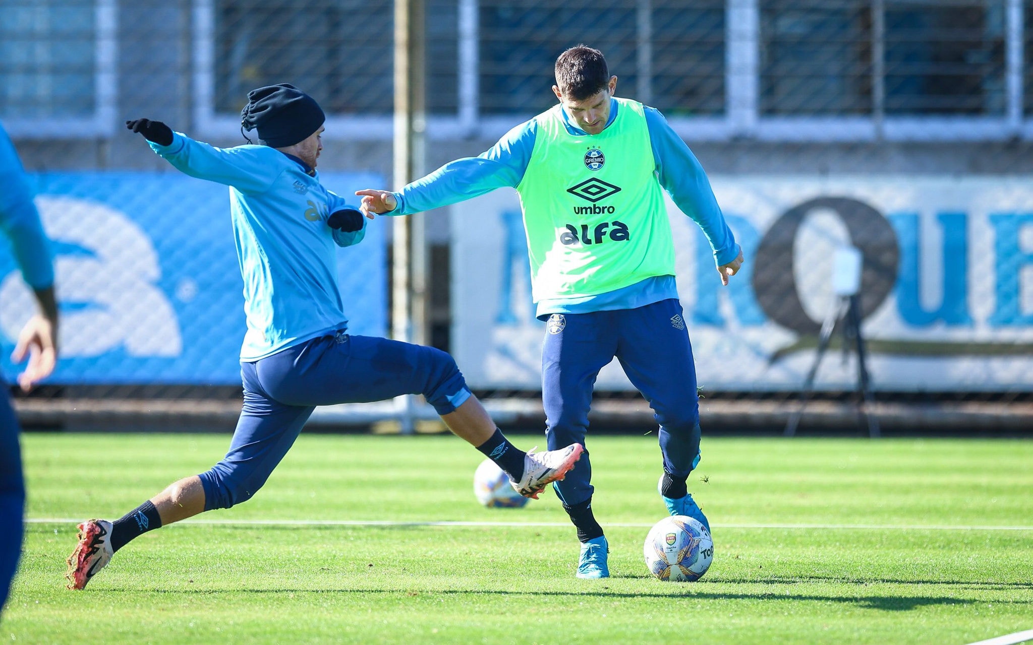 Kannemann e Cuéllar em treinamento do Grêmio. (Foto: Lucas Uebel/Grêmio FBPA)