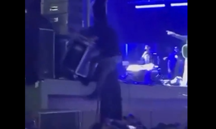 Um vídeo gravado da plateia viralizou. As imagens mostram a mulher “escalando” uma caixa. 