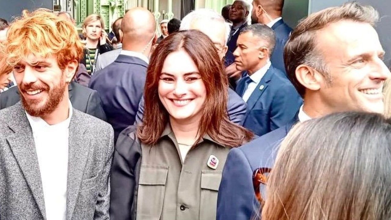 No “Grand Palais”, em Paris, França, na exposição “Horizontes” (Arte Contemporânea Brasileira), os artistas brasileiros Vinicius Gerheim e Marina Perez Simão com o presidente francês Emmanuel Macron