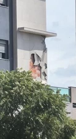Morador disse que parte da estrutura caiu depois de um estrondo