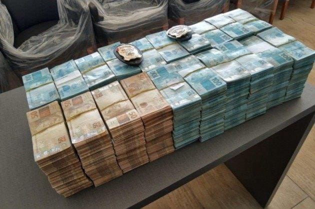 Ex-deputado Adail Carneiro foi flagrado com R$ 1988635,00 escondidos em uma caixa de televisão